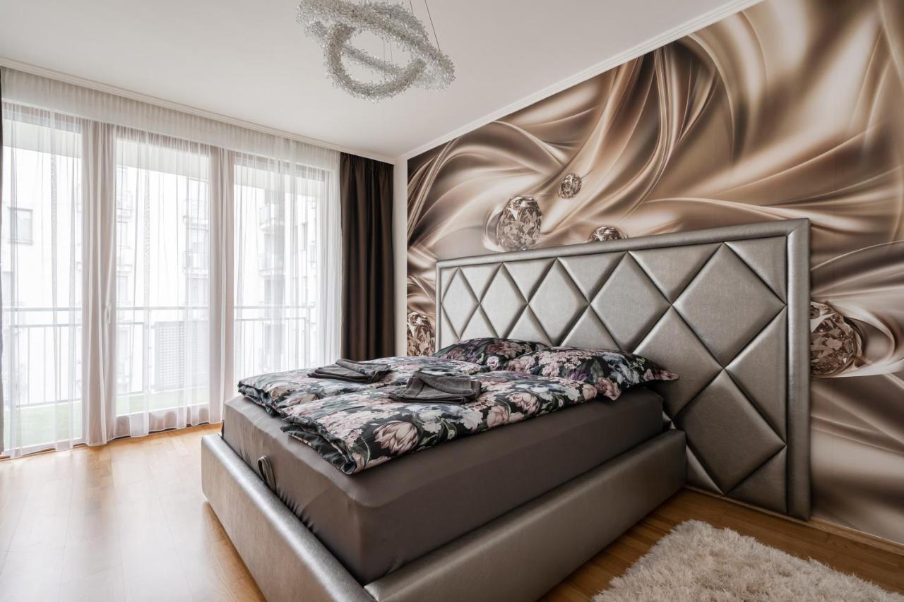 Penthouse Three Bedrooms, Three Balconies Apartment With Free Parking In Kiraly Street Budapest Kültér fotó