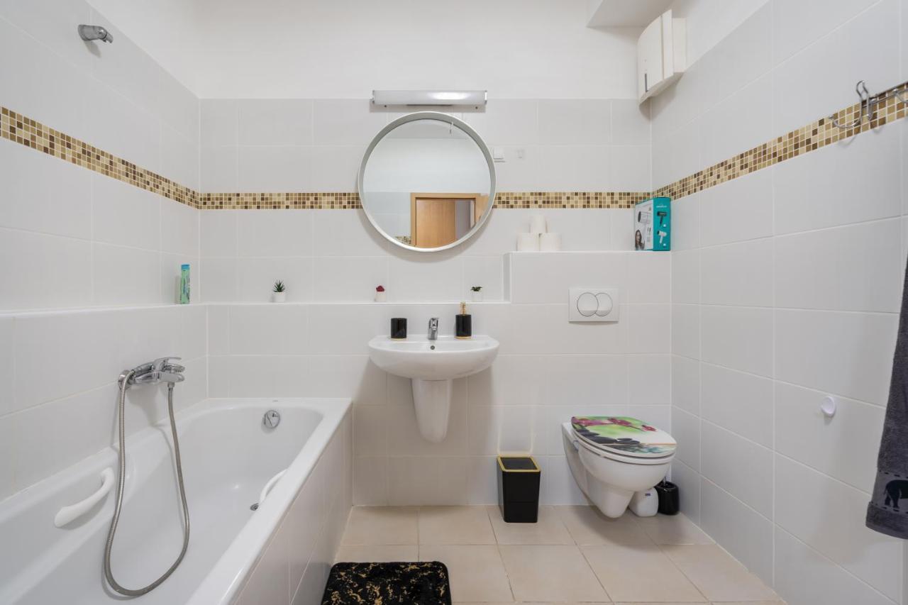 Penthouse Three Bedrooms, Three Balconies Apartment With Free Parking In Kiraly Street Budapest Kültér fotó