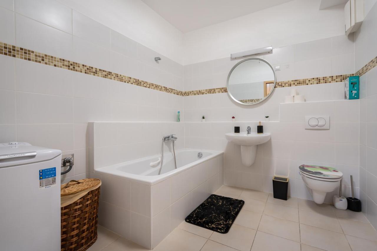 Penthouse Three Bedrooms, Three Balconies Apartment With Free Parking In Kiraly Street Budapest Kültér fotó
