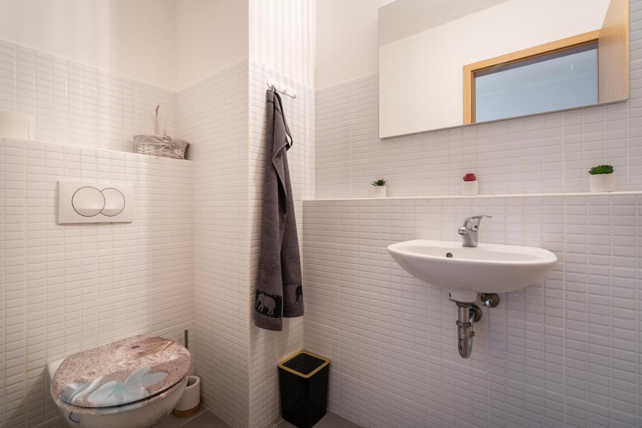 Penthouse Three Bedrooms, Three Balconies Apartment With Free Parking In Kiraly Street Budapest Kültér fotó