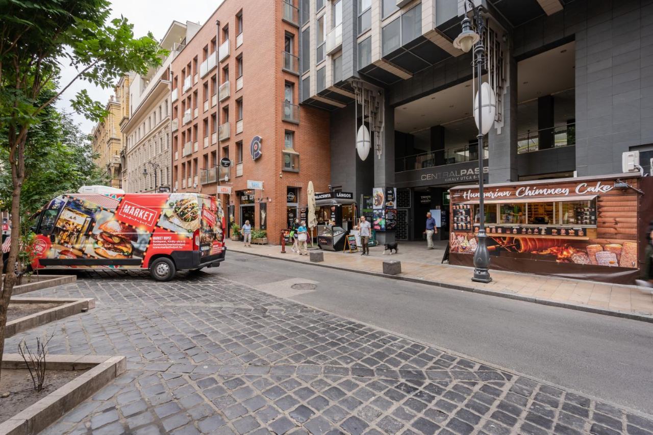 Penthouse Three Bedrooms, Three Balconies Apartment With Free Parking In Kiraly Street Budapest Kültér fotó