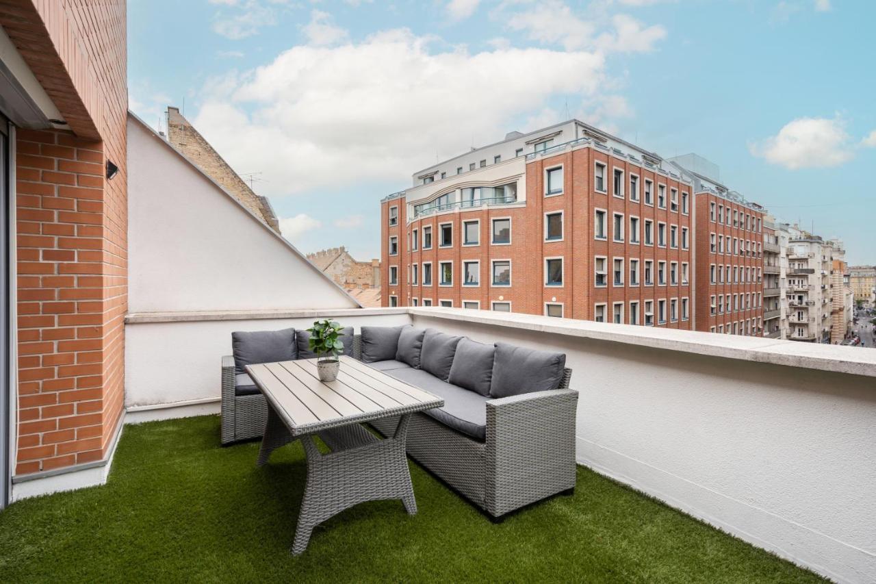 Penthouse Three Bedrooms, Three Balconies Apartment With Free Parking In Kiraly Street Budapest Kültér fotó