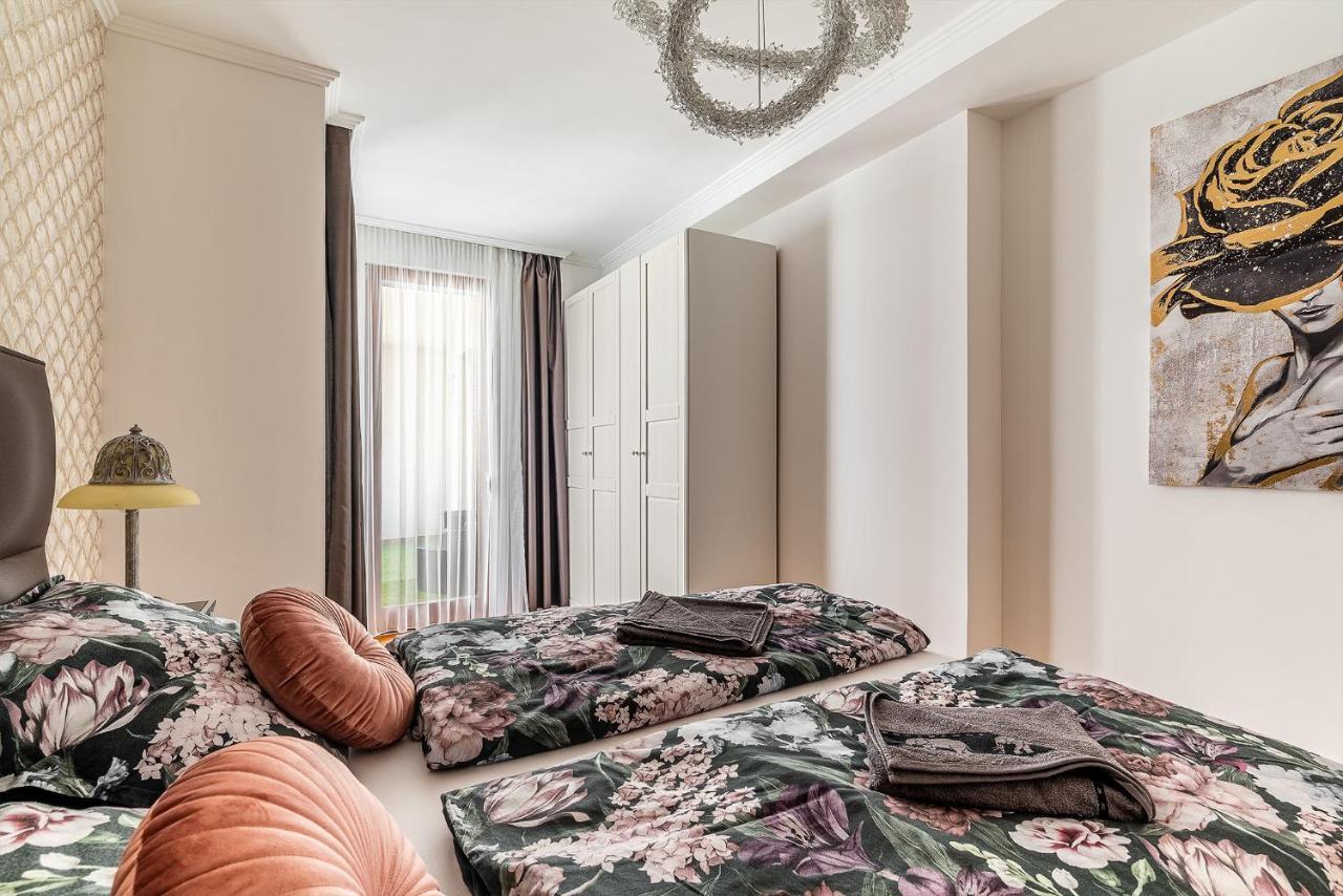 Penthouse Three Bedrooms, Three Balconies Apartment With Free Parking In Kiraly Street Budapest Kültér fotó