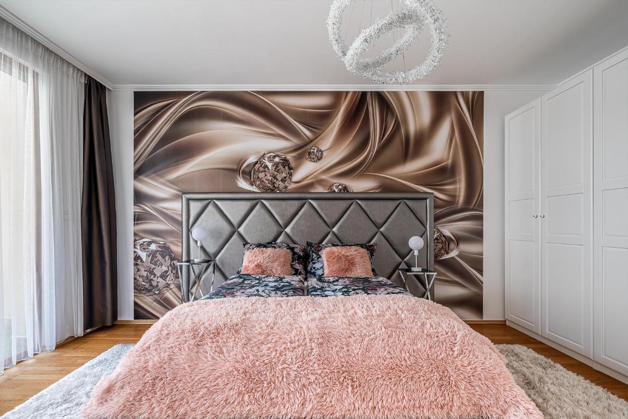 Penthouse Three Bedrooms, Three Balconies Apartment With Free Parking In Kiraly Street Budapest Kültér fotó