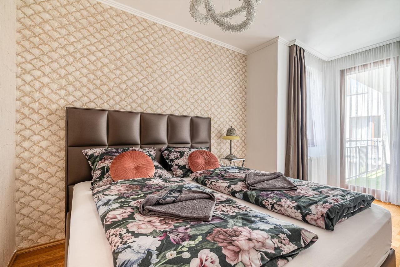 Penthouse Three Bedrooms, Three Balconies Apartment With Free Parking In Kiraly Street Budapest Kültér fotó